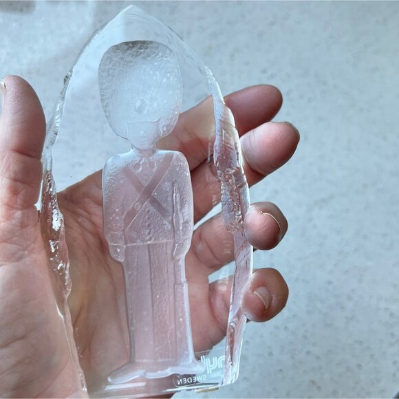 Nybro Sweden Crystal Glass Figurine Of British Guard Soldier Sculpture Decoratio - Picture 2 of 10